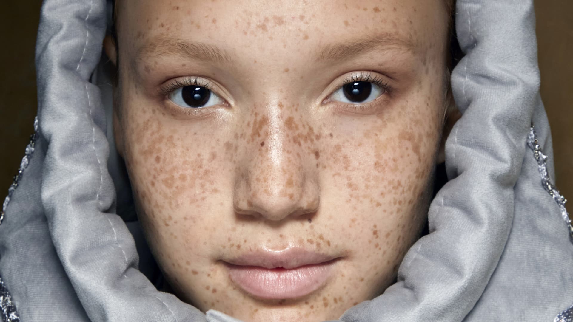 henna-sommersprossen-so-gelingen-die-fake-freckles