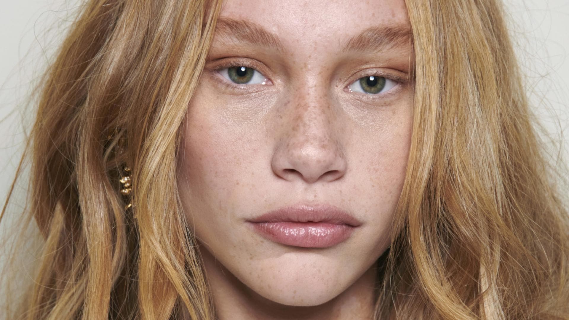 Frisuren-Trend-2026-Sunbeam-Blond-l-sst-deinen-Teint-gebr-unt-aussehen