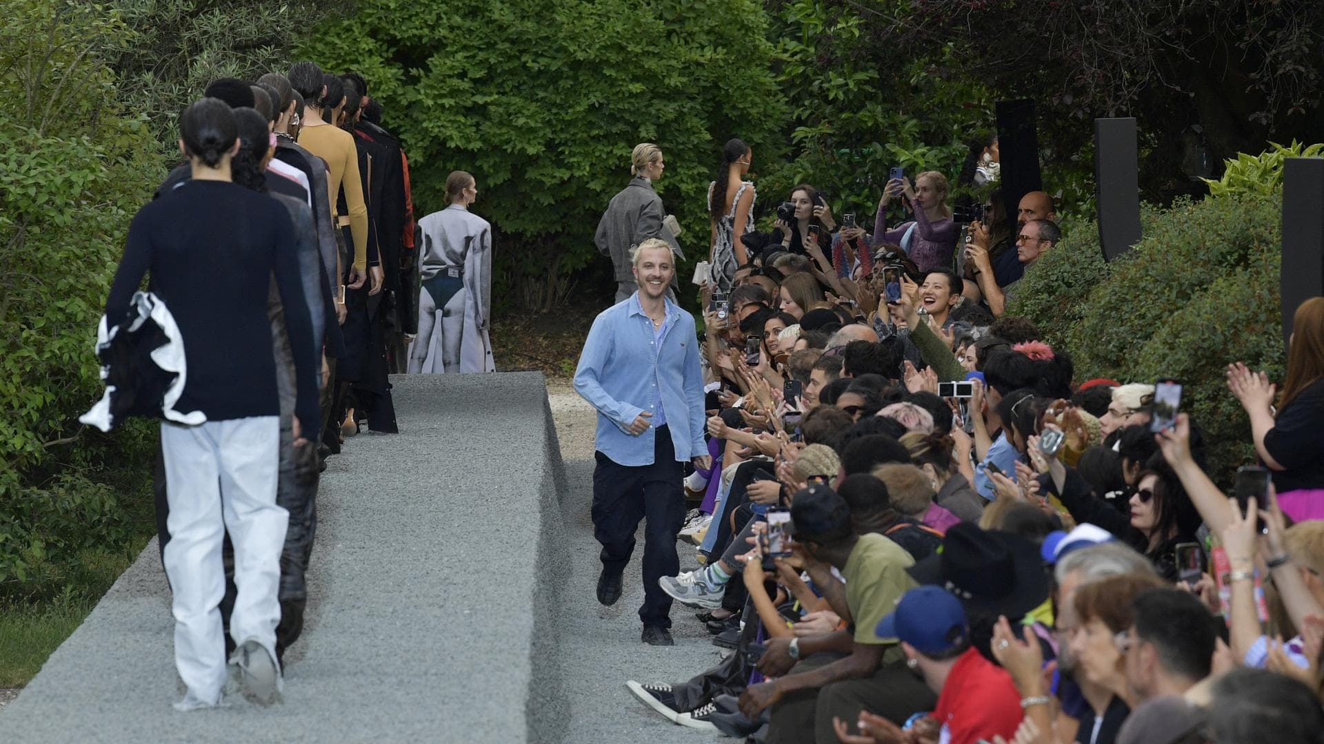 H-M-kollaboriert-im-Herbst-2025-mit-Diesel-Designer-Glenn-Martens