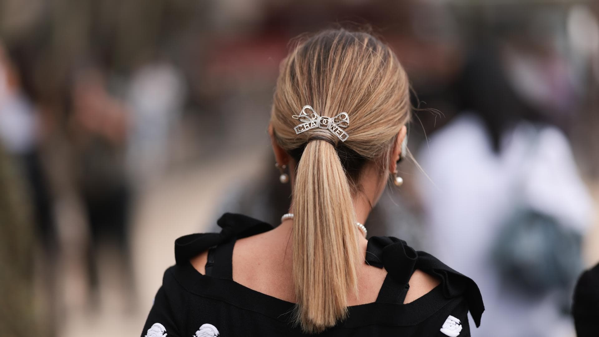 F-r-unsere-Silvester-Frisur-brauchen-wir-2025-nur-2-Sekunden