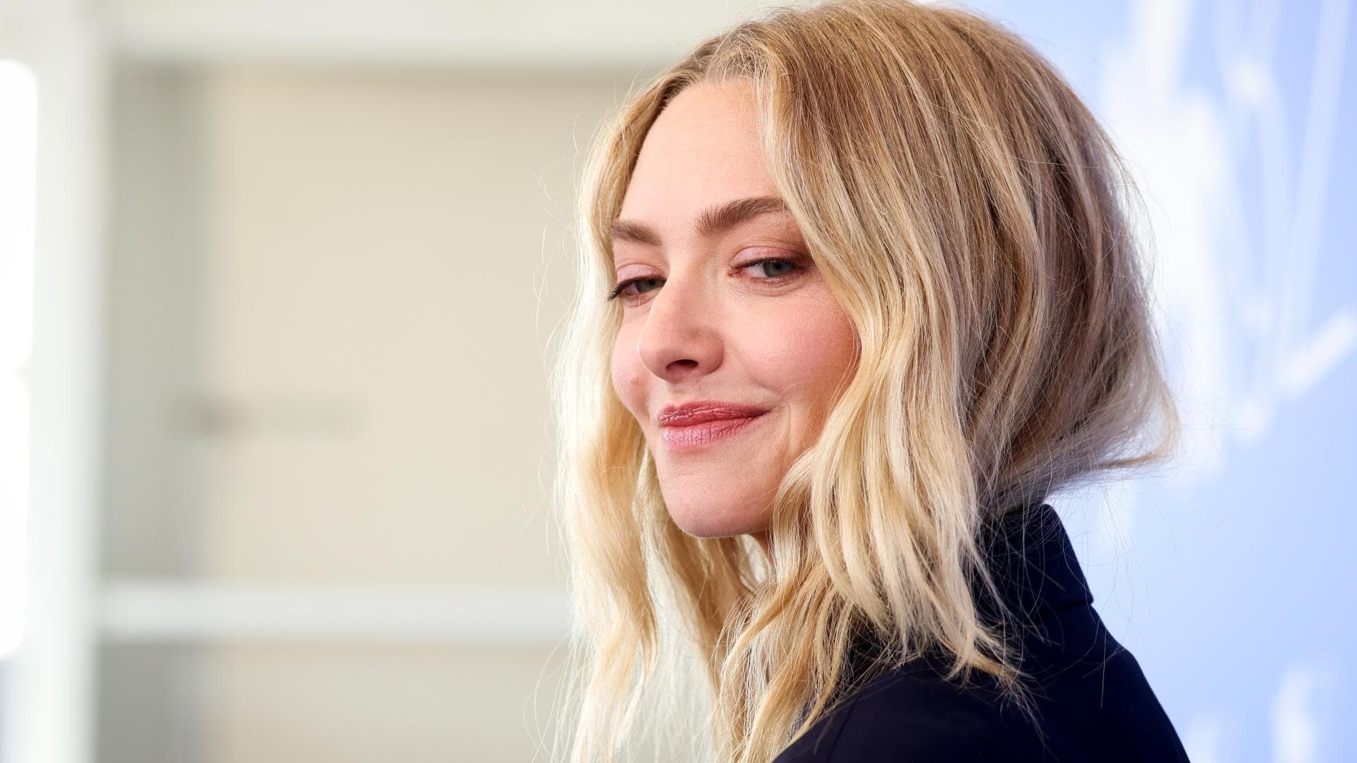 Amanda-Seyfriend-tr-gt-die-Trendfrisur-f-r-den-Herbst-2025