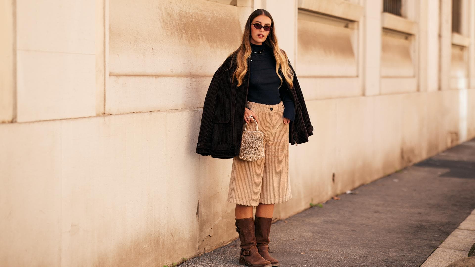 Bermuda-Shorts-und-kniehohe-Stiefel-sind-im-Herbst-2025-fashion-approved