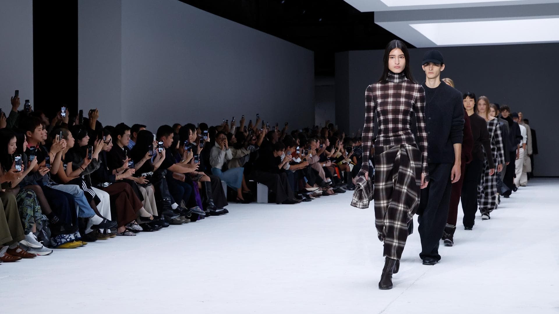 Aus-New-York-Die-neue-Cos-Kollektion-f-r-den-Herbst-2025-ist-Luxus-pur-3-Mode-Trends