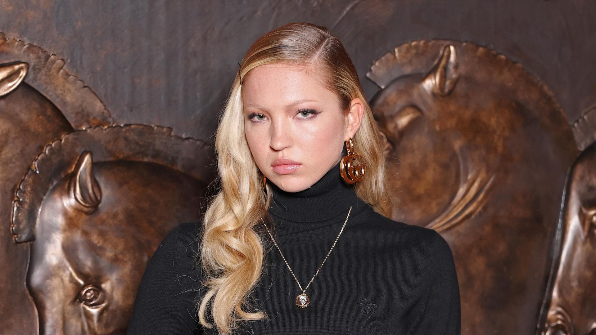 Die-Front-Row-Frisur-von-Lila-Moss-bei-Gucci-setzt-einen-nostalgischen-Trend