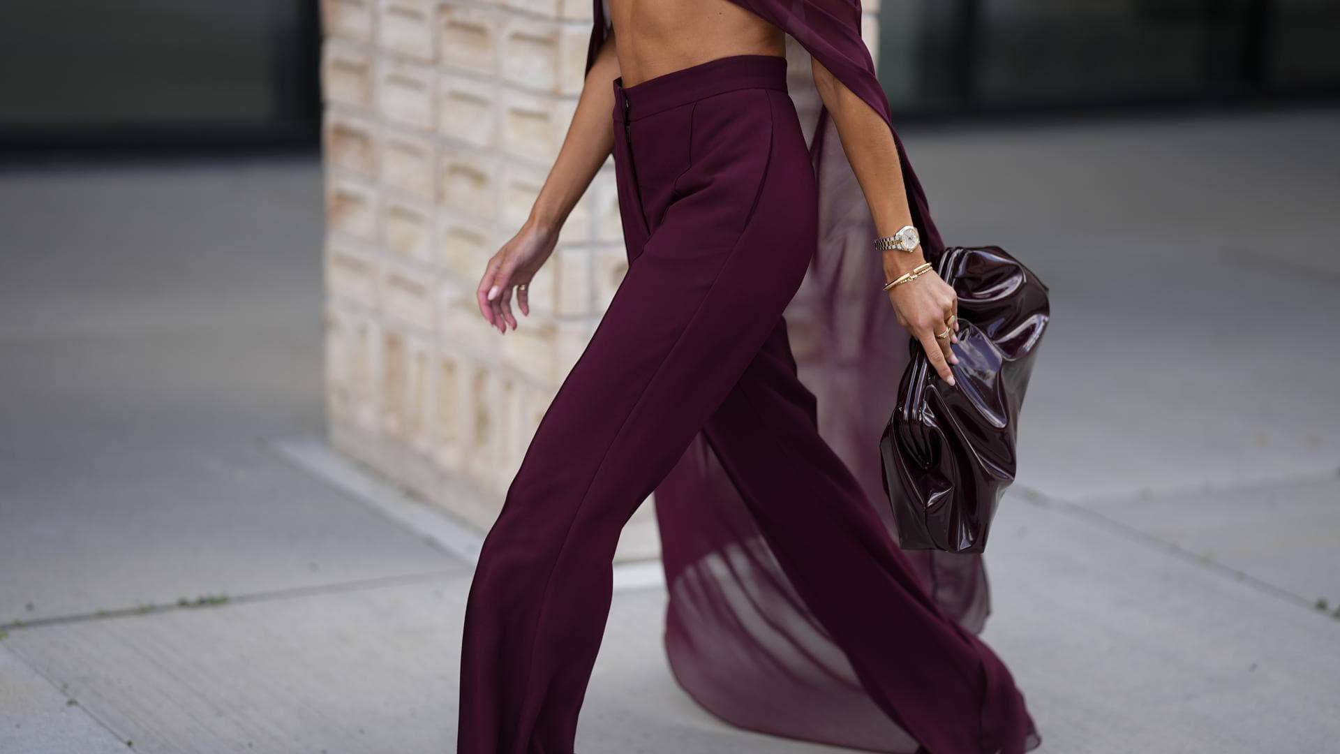 Im-Herbst-2025-brauchen-wir-eine-Tasche-in-dieser-Trendfarbe