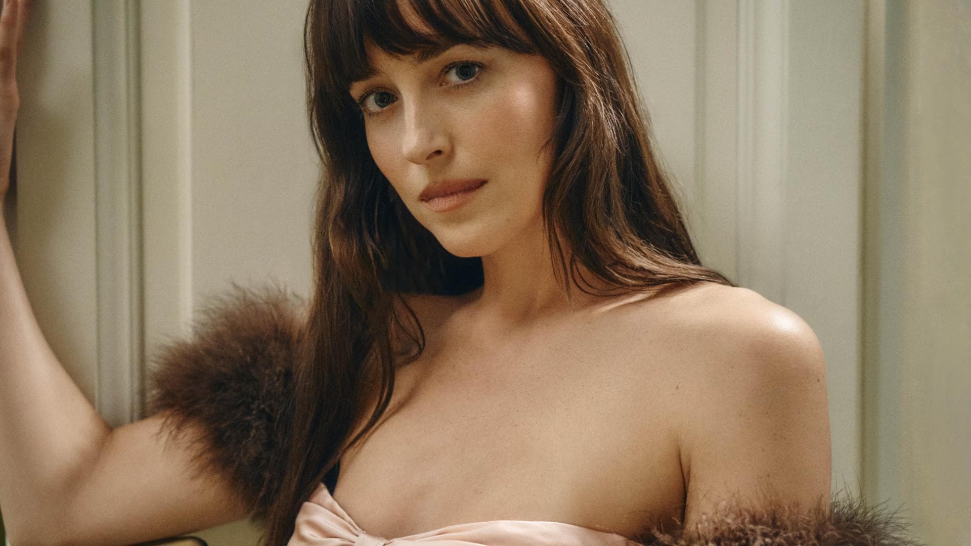 dakota-johnson-ist-das-neue-gesicht-von-maison-valentino