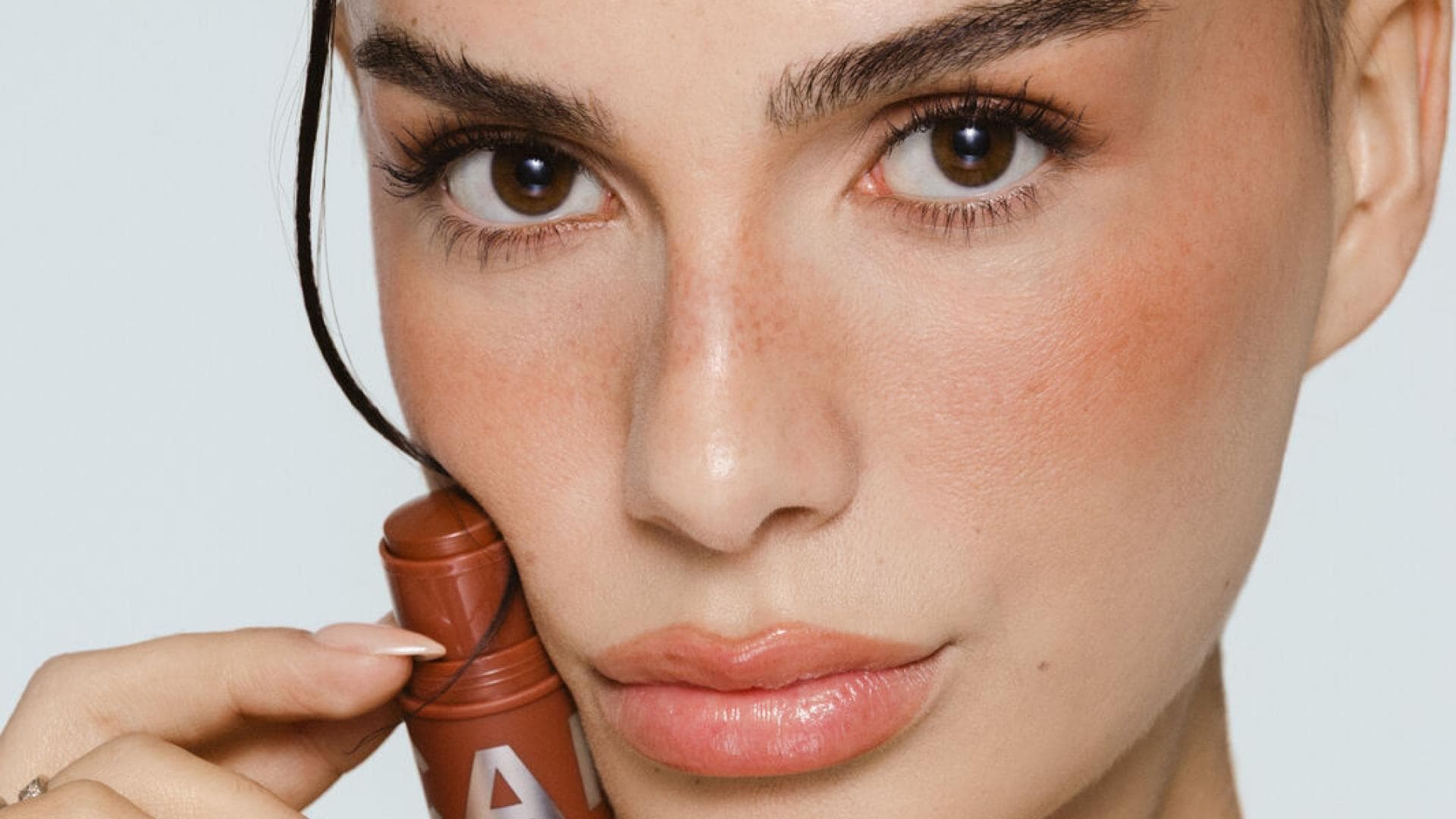 caia-cosmetics-und-diana-kaloev-launchen-den-perfekten-blush-stick-f-r-den-winter