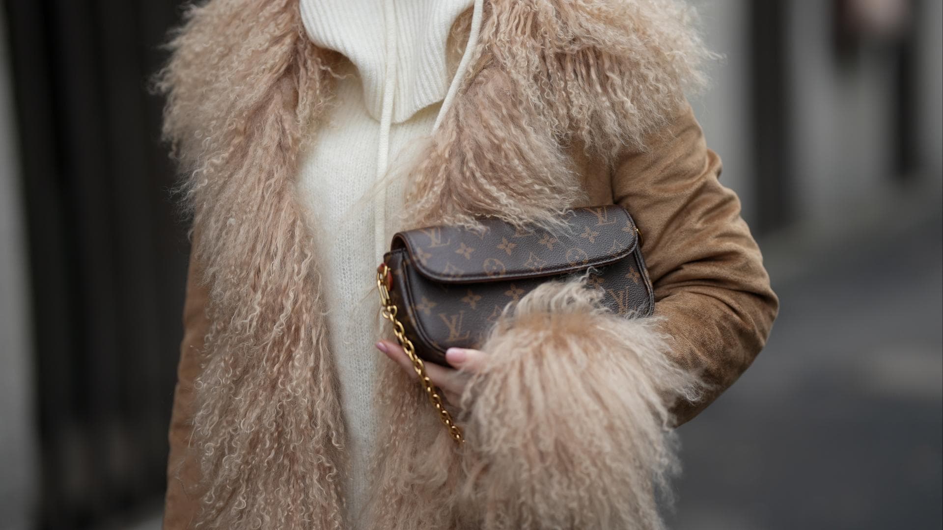 kein-mantel-liegt-im-winter-2025-2026-so-im-trend-wie-dieser