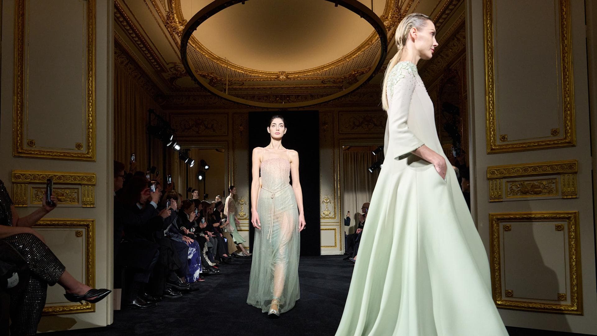 Giorgio-Armani-Priv-Haute-Couture-Diese-Farbe-zieht-sofort-in-unseren-Kleiderschrank-ein