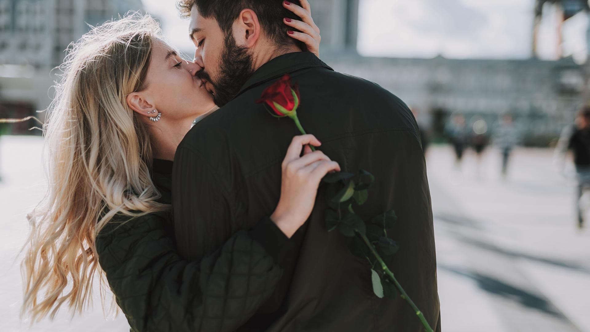 An diese 5 Dinge denken Männer wirklich beim Küssen