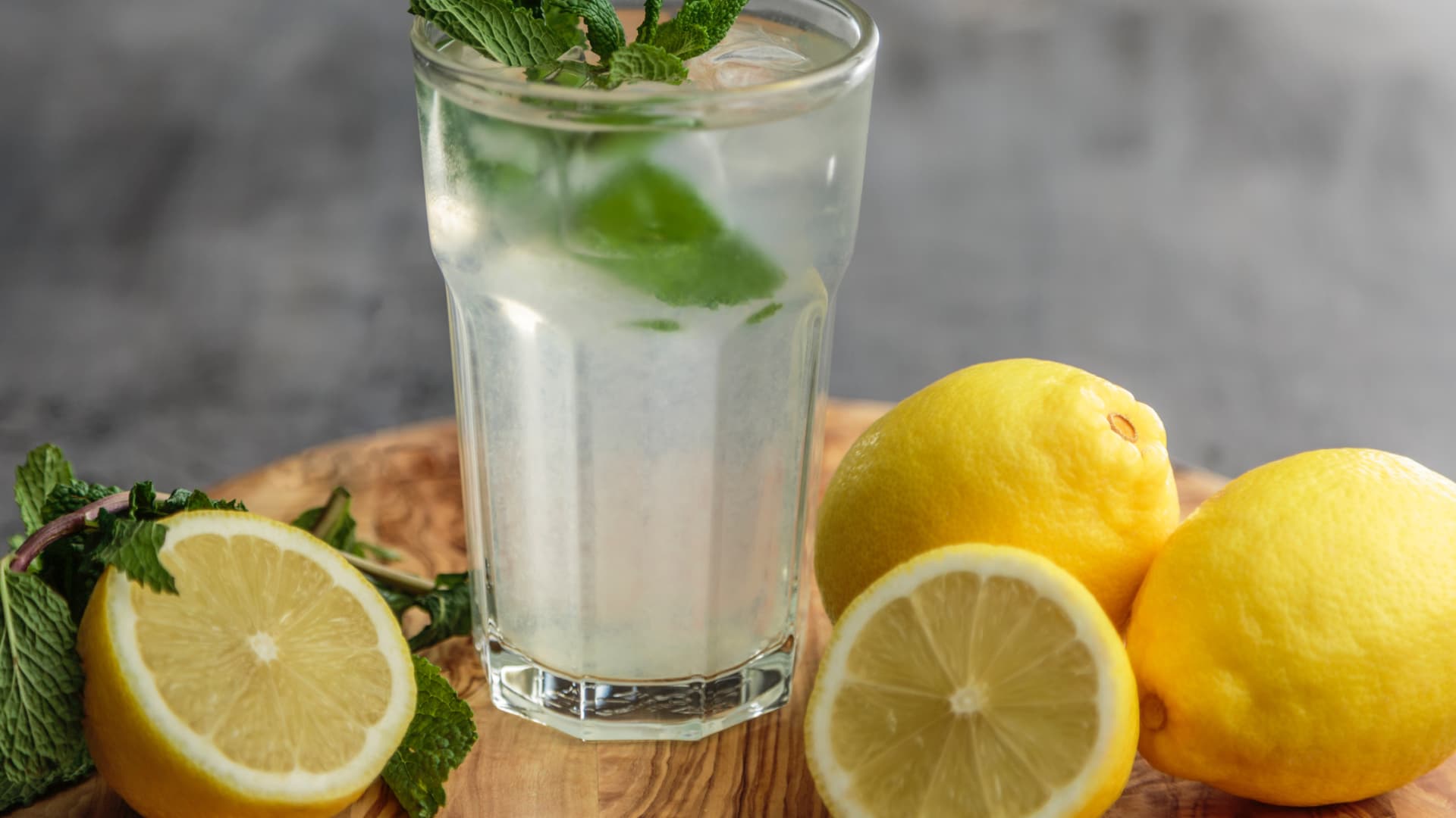 Limonade: Dieser erfrischende Drink mit Zitrone lässt die Pfunde im Nu ...