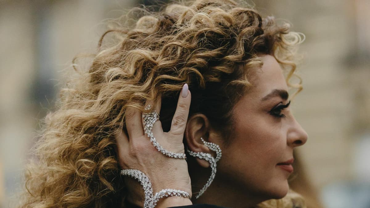 Frau mit lockiger Mähne