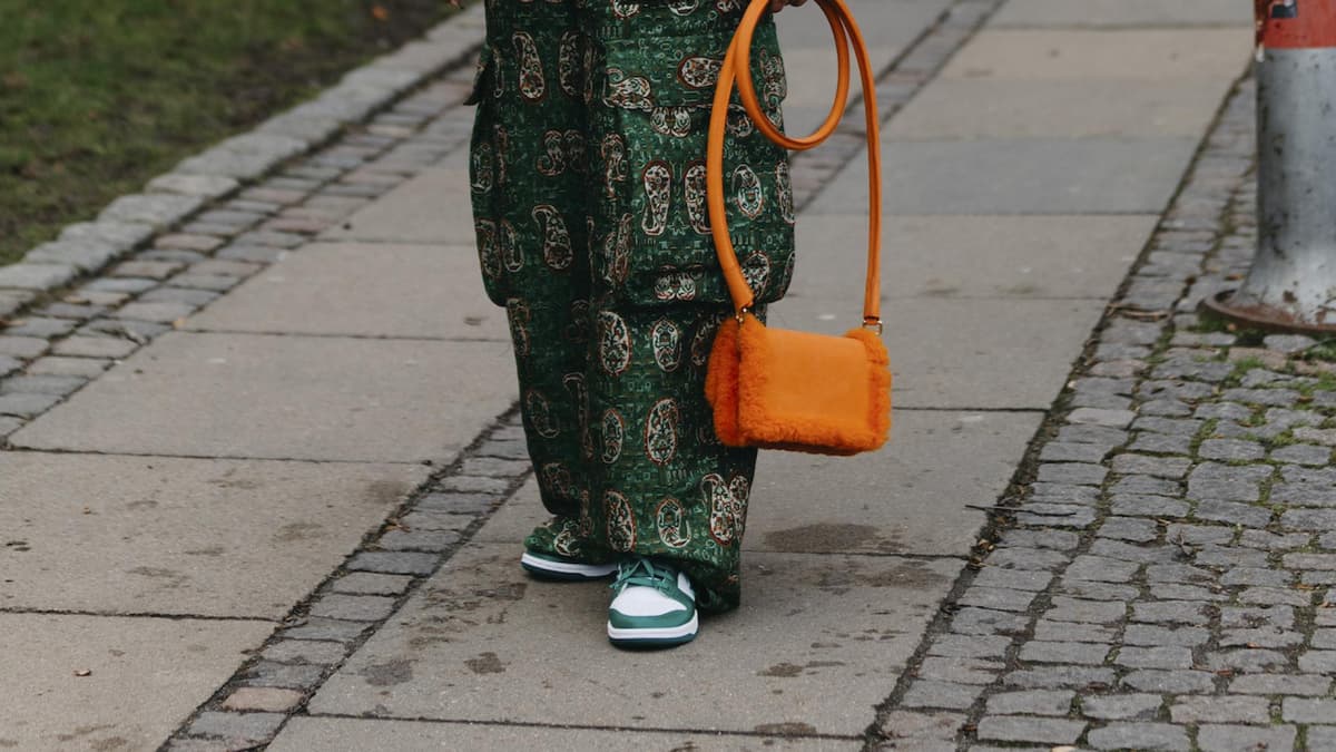 Frau in einem grünen Look