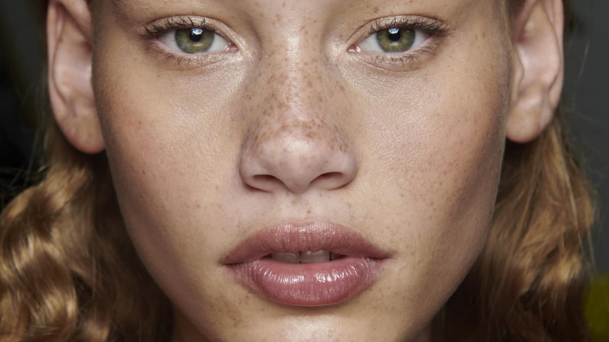 Model mit Sommersprossen