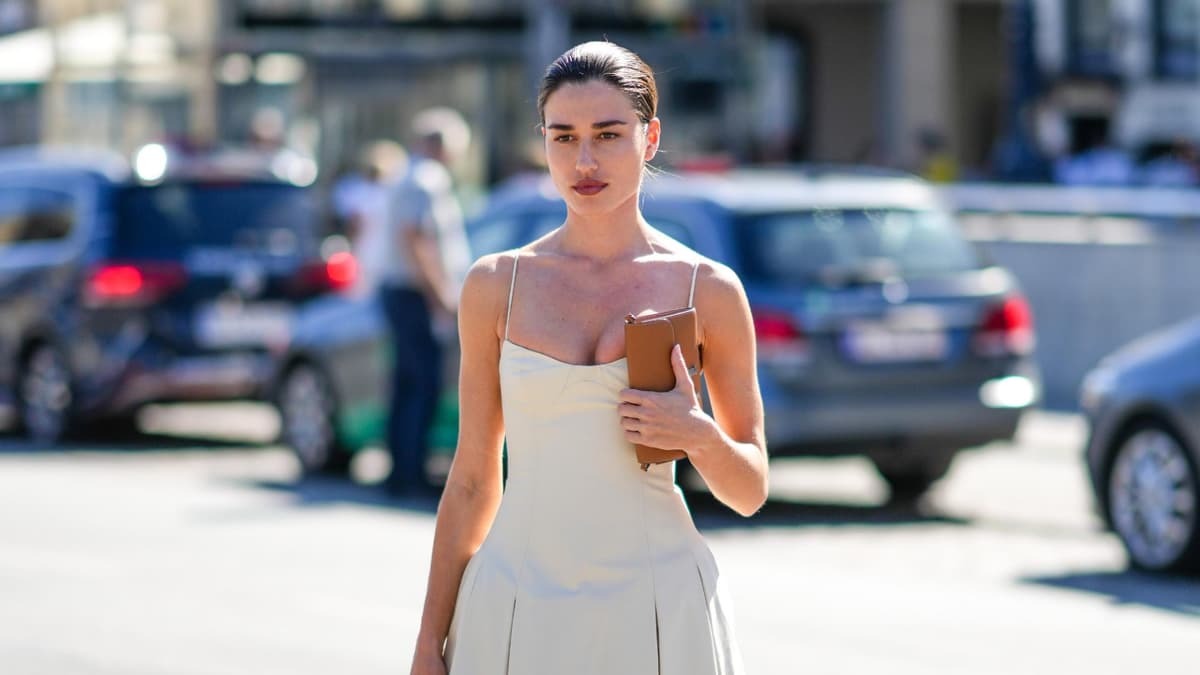 Streetstyle mit cremefarbenem Kleid