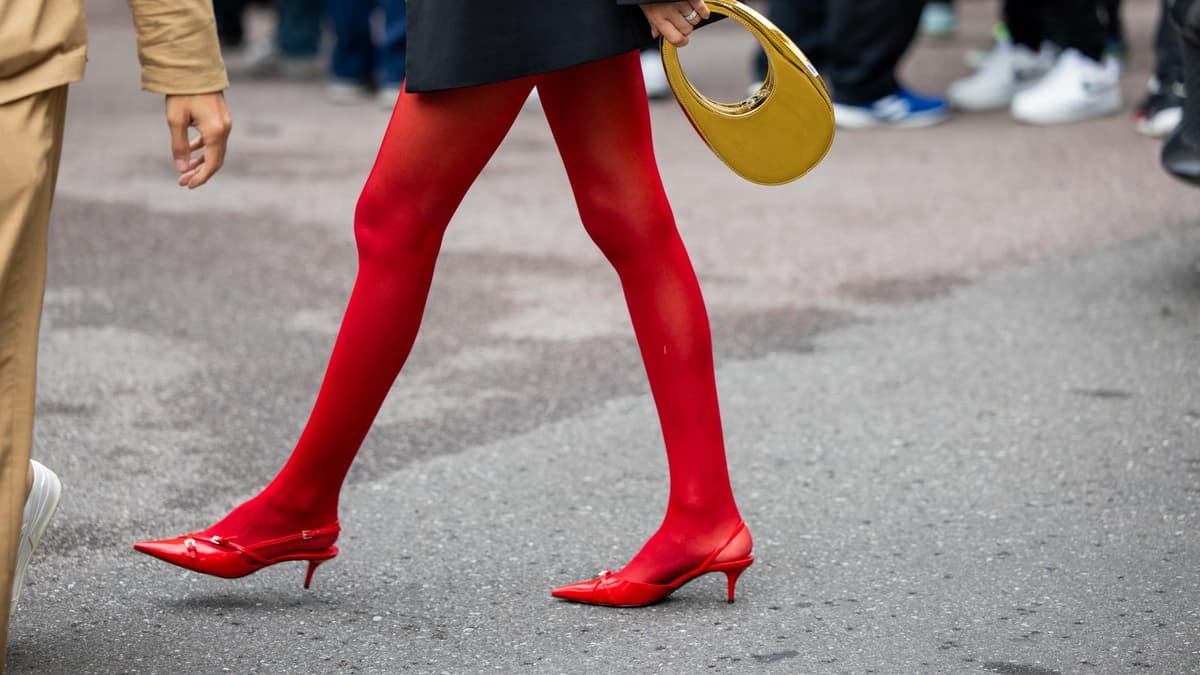Slingbacks mit roter Strumpfhose