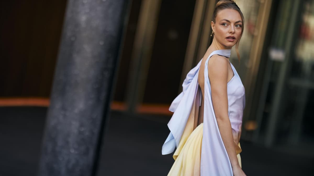 Frau in elegantem Kleid