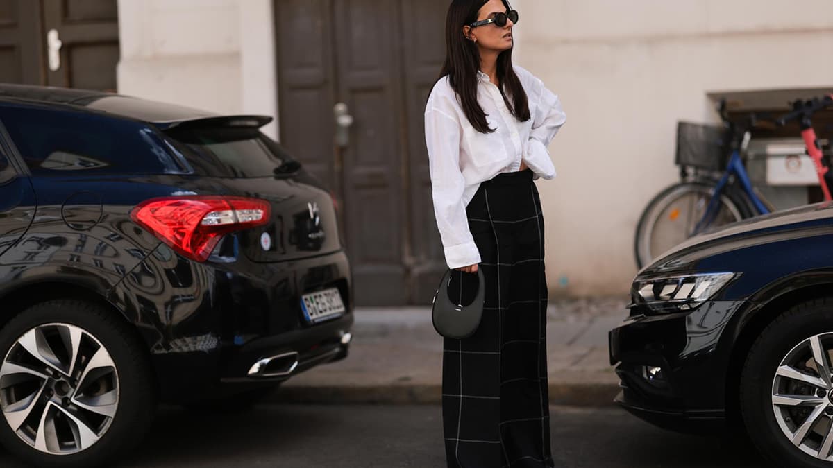 Frau in einer weiße Oversize Bluse