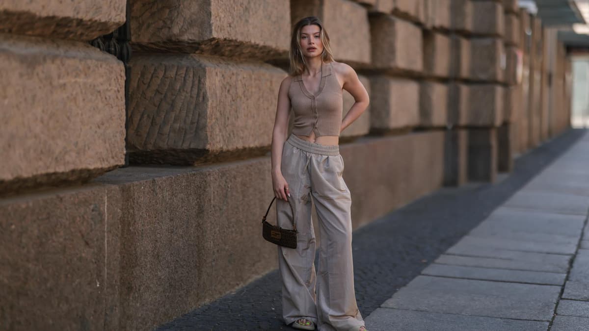 Frau in beigefarbener Leinenhose