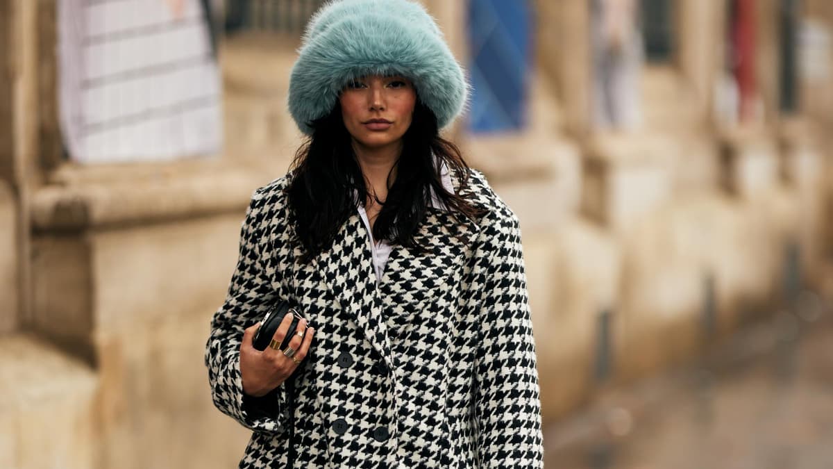 Frau mit Fake Fur Hut