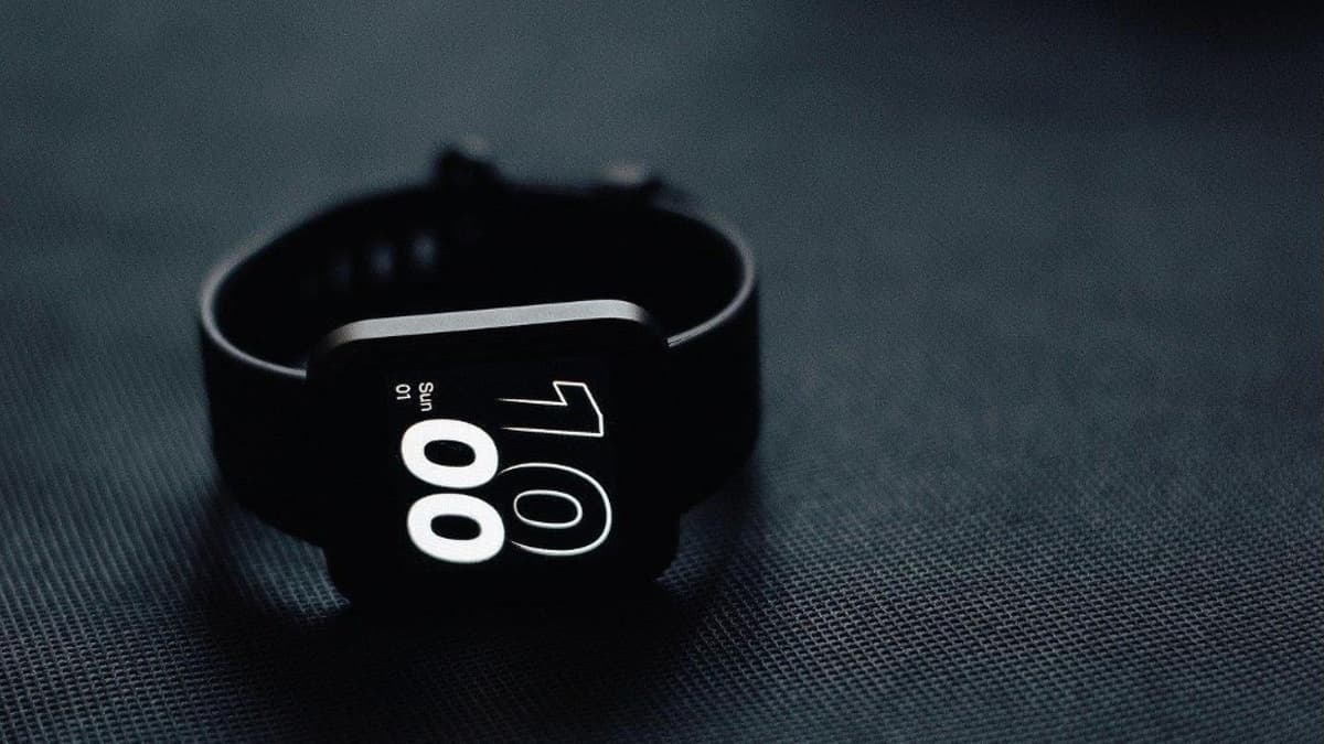 Eine Smartwatch in Schwarz