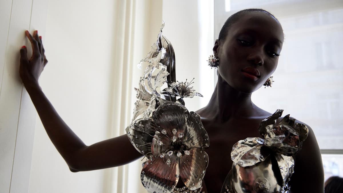 Model mit Blumenlook 