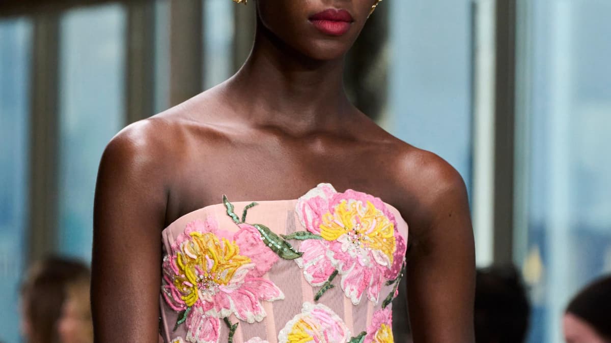 Model mit rosafarbenen Kleid