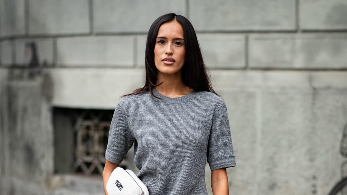 Weiße Sneaker gestylt