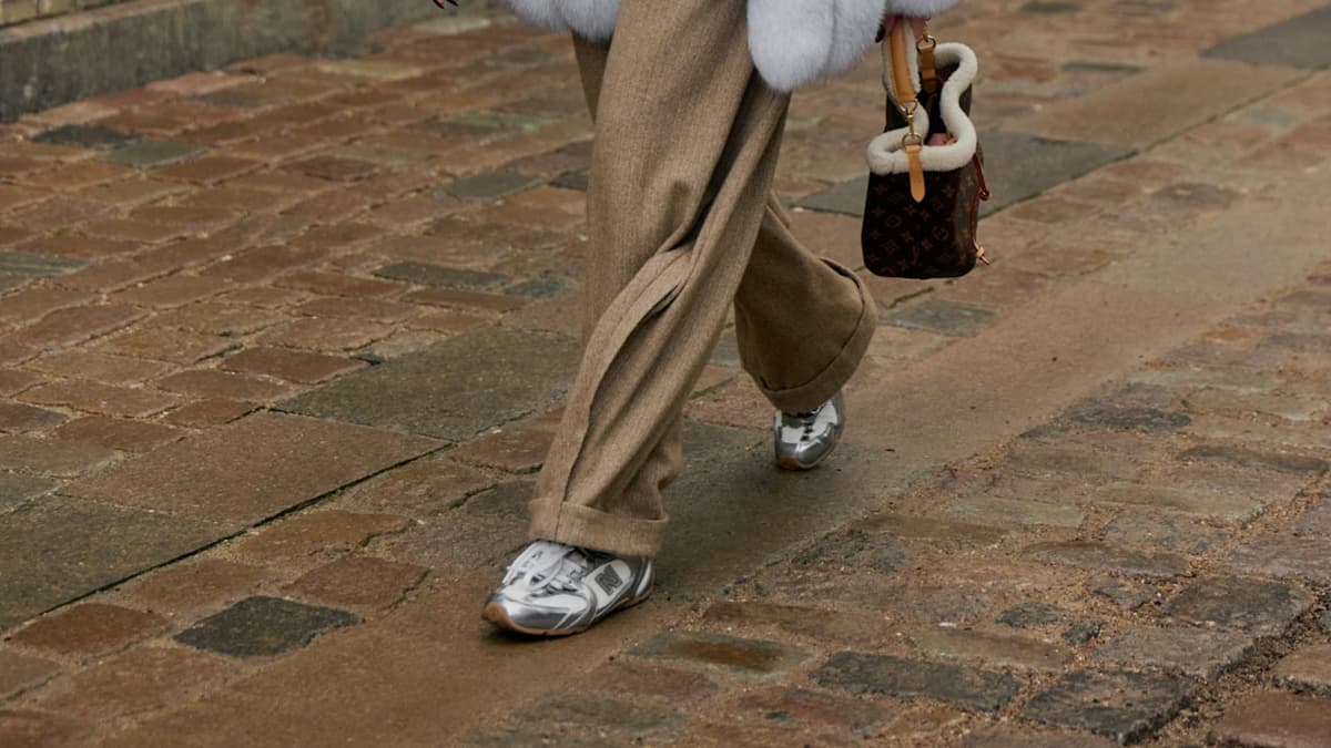 Sneaker in Silber liegen derzeit im Trend