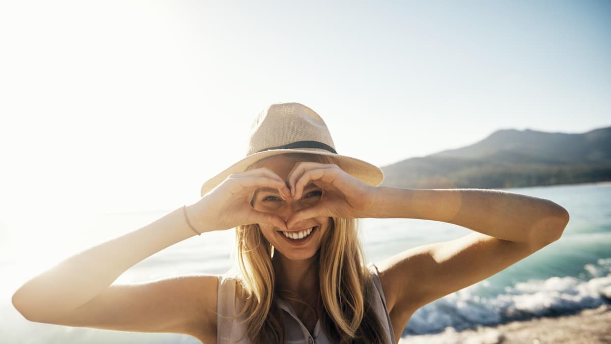 Eine Frau ist am Strand