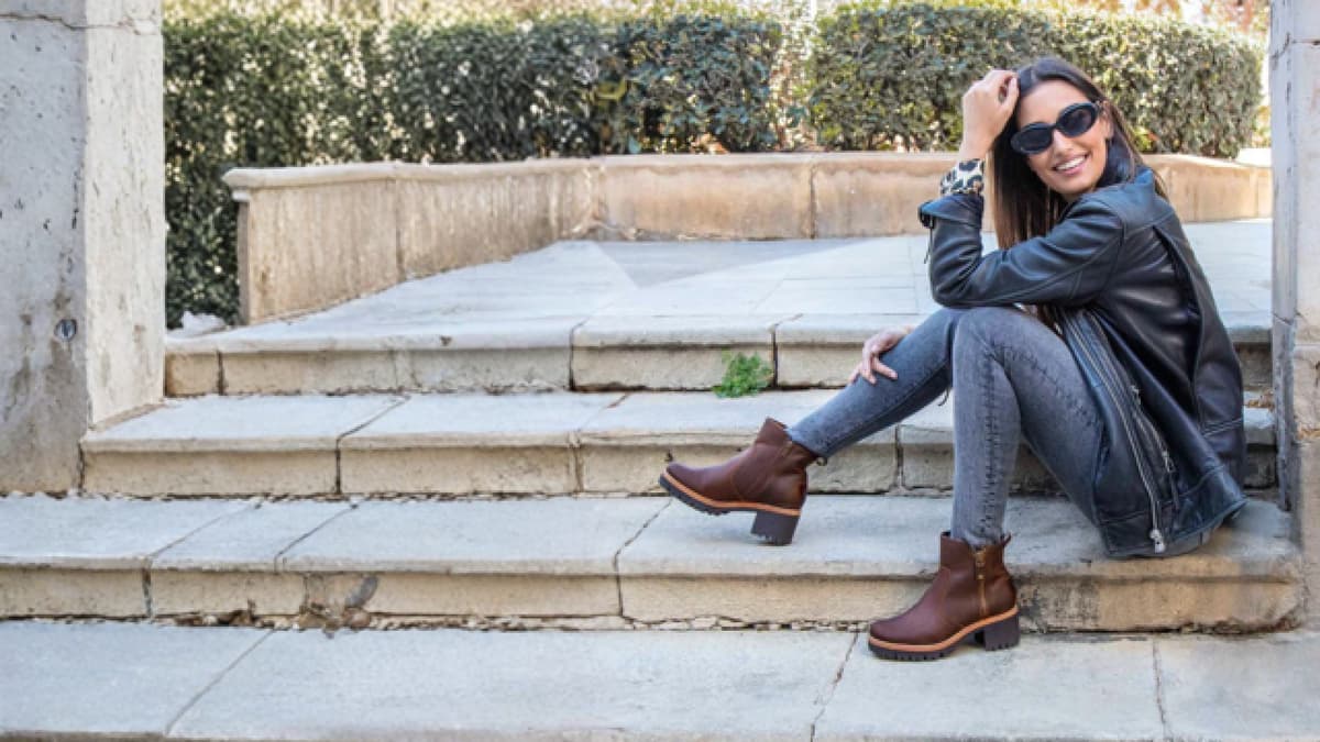 Frau trägt Stiefeletten in Braun