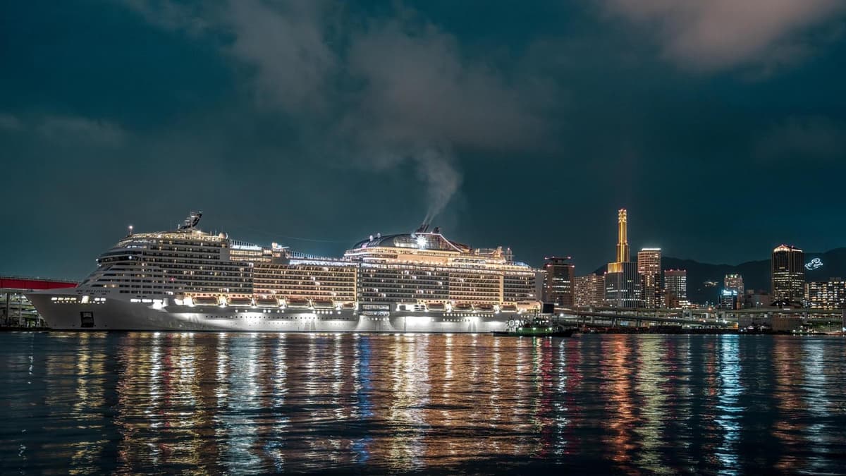 Ein Kreuzfahrtschiff bei Nacht