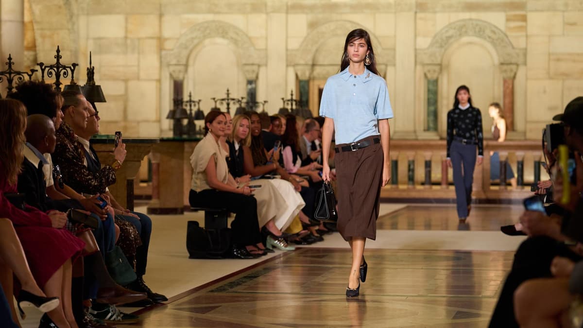 "Librariancore" 2026: 5 Teile, mit denen euch der Bibliothekarinnen-Look im Frühling gelingt