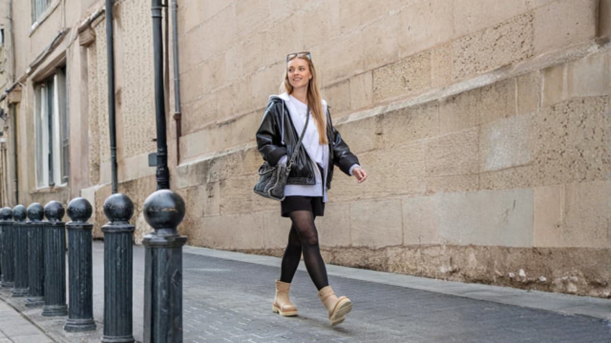 Frau trägt helle Stiefeletten