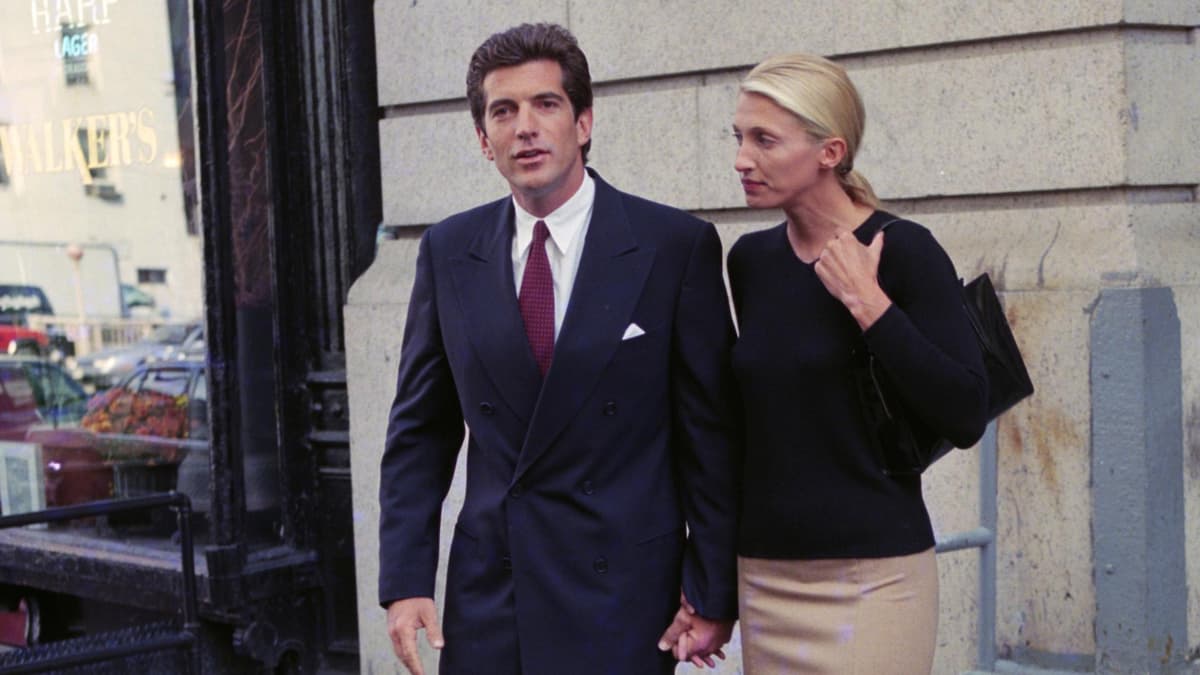 Carolyn Bessette-Kennedy: 3 Looks der Ikone im 90s New York-Stil zum Nachstylen