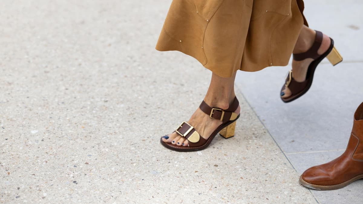 Outfits 2026: Braune Sandalen tragen jetzt wirklich alle – die 3 schönsten Modelle