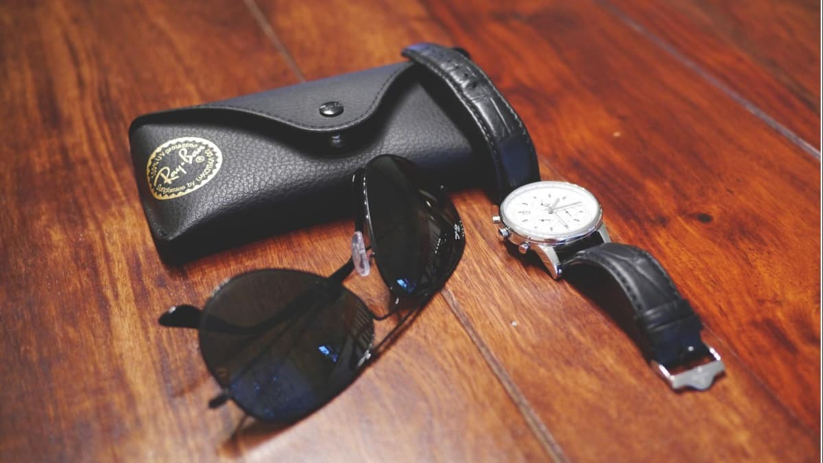 Eine Sonnenbrille und eine Uhr in Schwarz