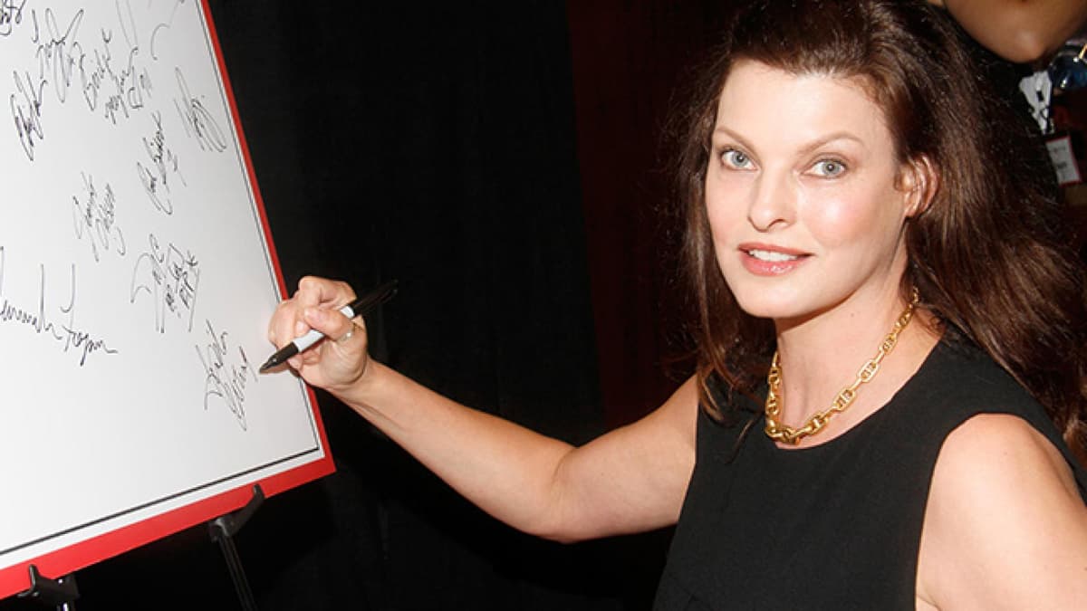 Linda Evangelista gibt ein Autogramm