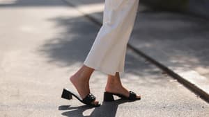Frau in schwarzen Sandalen