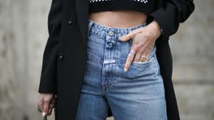 Frau trägt eine Jeans von Closed
