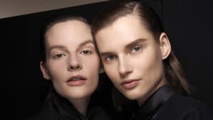 Zwei Models mit reiner Haut