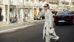 Streetstyle Frau in weißem Outfit