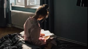 Frau liest Buch auf Bett