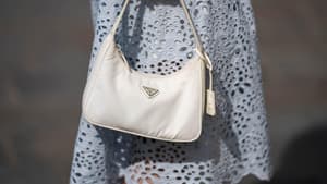 Weisse Prada Tasche mit blauem Kleid