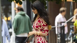 Bella Hadid Streetstyle Wickelkleid gemustert schwarze Stiefel