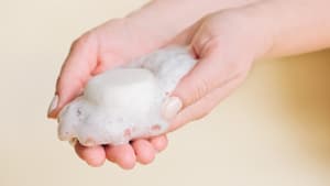 Festes Shampoo schäumt in der Hand