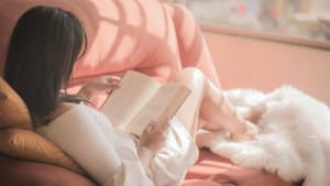 Frau liest Buch