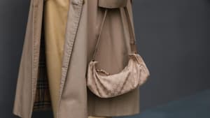 Frau Streetstyle beiger Look Gucci Tasche