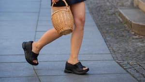 Frau trägt schwarzes Outfit Streetstyle