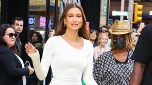 Hailey Bieber trägt weißes Kleid Streetstyle